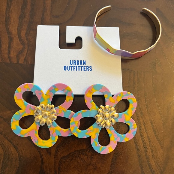 NWT Urban Outfitters Statement Flower Earrings & Matching Cuff Bracelet Set - Picture 1 of 6